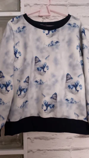 Młodzieżowa bluza Kocie głowy rozm 134