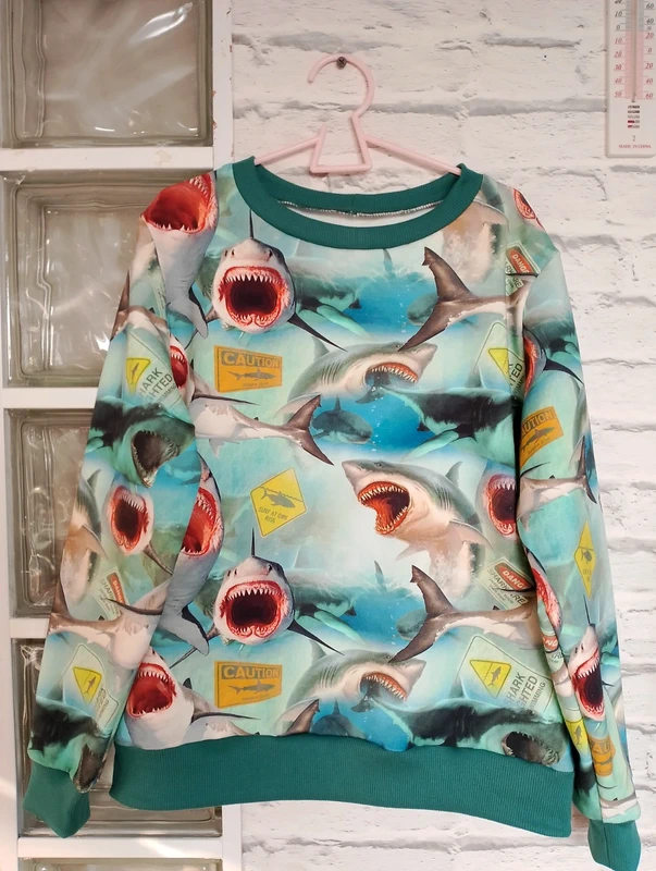 Nowa chłopięca bluza Rekiny rozm 140